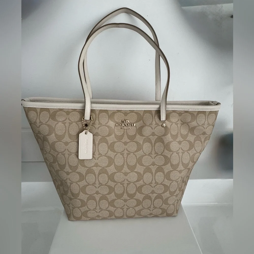 Coach signature street